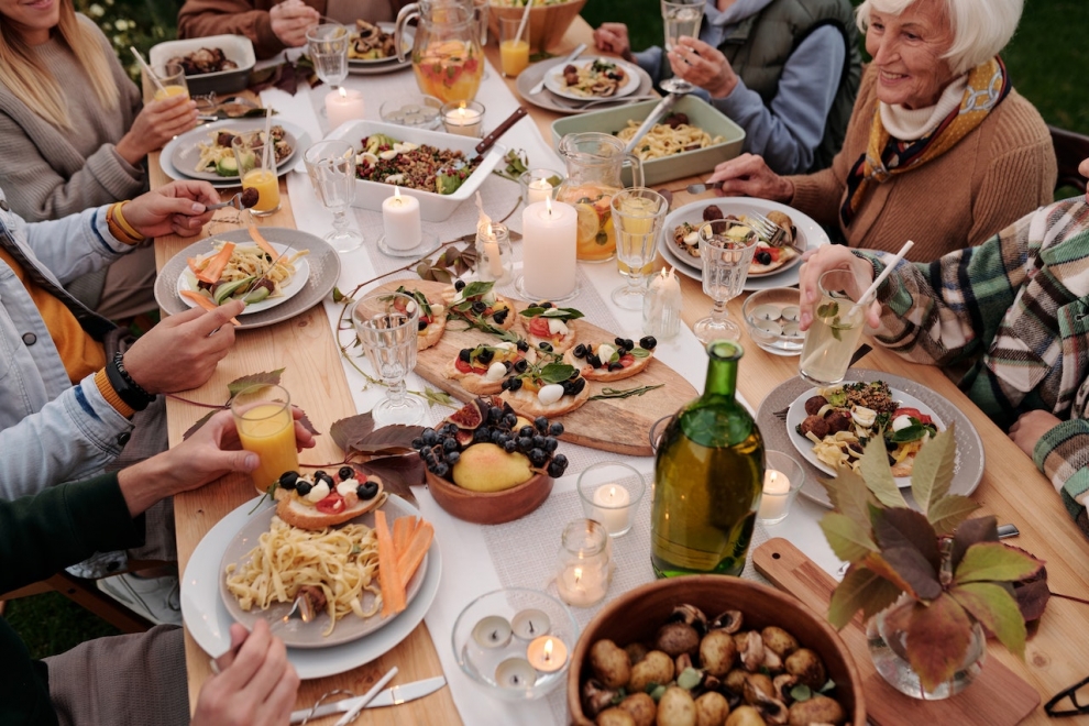 10 dārza ballītes idejas: no dekorācijām līdz svētku galdam