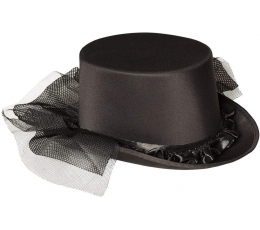 Cepure ar melnu lenti