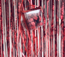 Personalizēta balonu kompozīcija "Valentīndienai" ar šokolādes konfektēm 1