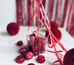 Personalizēta balonu kompozīcija "Valentīndienai" ar šokolādes konfektēm 2