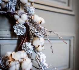 Ziemassvētku vainags ar priežu čiekuriem un baltām ogām (55 cm) 3
