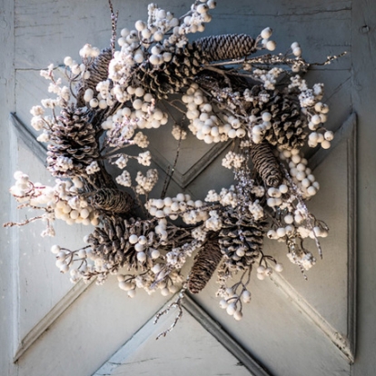 Ziemassvētku vainags ar priežu čiekuriem un baltām ogām (55 cm)