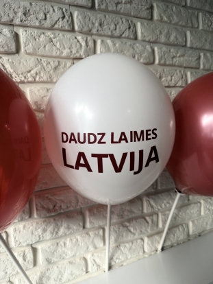 Индивидуальная наклейка на воздушный шар "Daudz laimes, Latvija''