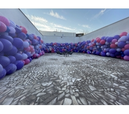 Инсталляция из воздушных шаров "Фиолетовый мир"