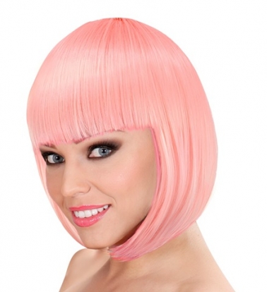 Короткий парик, пастельно-розовый.