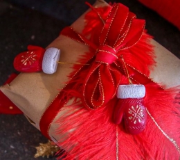 Подвесное украшение в мешочке из органзы "Красные перчатки" (2шт./4см) 2