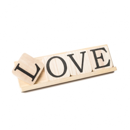 Украшение - буквы "LOVE", деревянные (10x35 см).